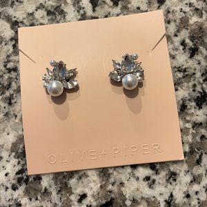BRAND NEW! Never worn gorgeous stud earrings.